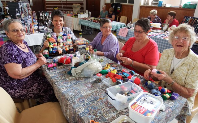 Vlnr om die werkstafel is Marina, Madri, Ria, Christene en Ina. 